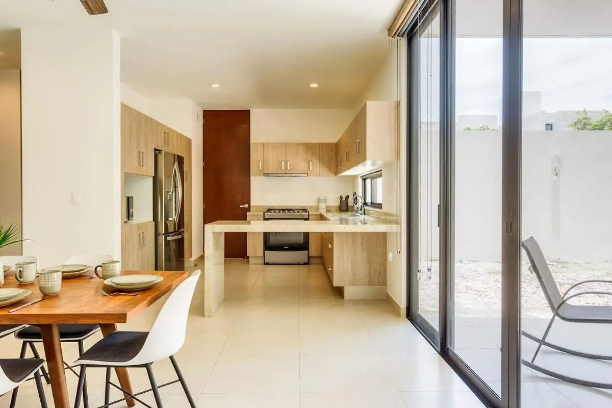 New Palmara Home With Pool And Paddle Court Gated プレヤデルカーメン 0*,  メキシコ